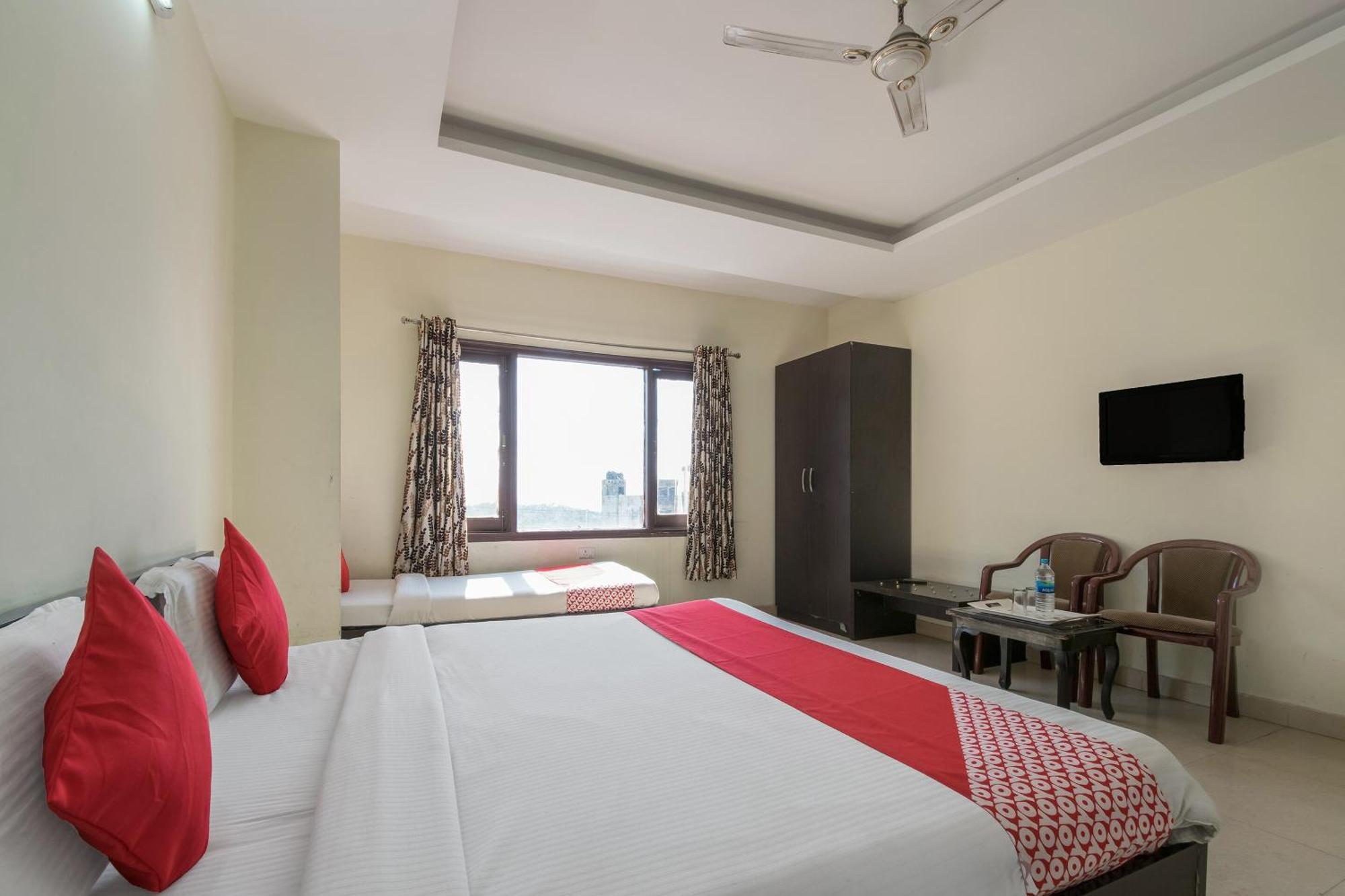 Oyo Hotel Triund Regency Катра Екстериор снимка